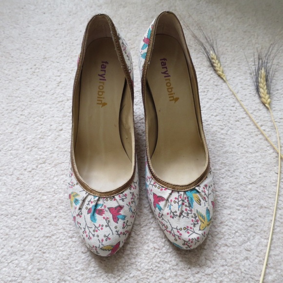 Faryl Robin Bird Patterned Block Heel - Picture 3 of 8